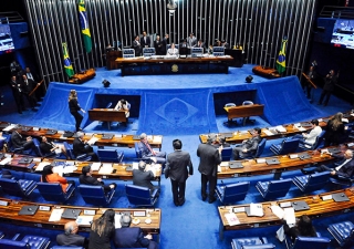 Dispensa de reconhecimento de firma e de autenticação de cópias é aprovada pelo Senado