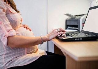 Senado aprova antecipação do salário-maternidade para grávidas em home office, durante a pandemia
