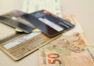 O estabelecimento pode ter preços diferentes para crédito, débito e dinheiro? Tire esta e outras dúvidas sobre meios de pagamento